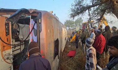 खाटू श्याम से इंदौर जा रही बस सुसनेर में पलटी, 17 यात्री हुए घायल... नीचे दबे पिता और बेटे को बचाया