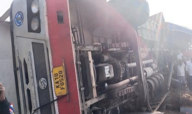 मैसूर-बेंगलुरु हाईवे पर पलटी बेकाबू होकर बस, 25 यात्री घायल