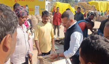 कलेक्टर ने विभिन्न धान खरीदी केंद्रों का किया औचक निरीक्षण