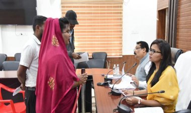 जनदर्शन में कृषक ने कृषि भूमि से वर्षाजल निकासी के लिए दिया आवेदन