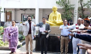 संभागायुक्त व कलेक्टर ने मतदाता दिवस पर दिलाई शपथ