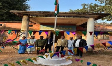 जनसंपर्क कार्यालय में हुआ ध्वजारोहण