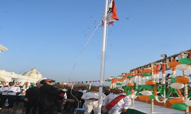 संयुक्त कलेक्टोरेट कार्यालय में कलेक्टर मयंक चतुर्वेदी ने किया ध्वजारोहण