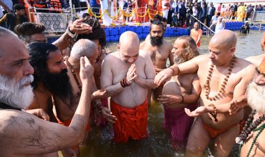 Amit Shah ने संतों संग कुंभ में लगाई डुबकी… अलग अंदाज में नजर आए योगी आदित्यनाथ और बाबा रामदेव