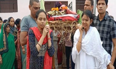 बेटियों ने निभाया बेटे का फर्ज,पिता की अर्थी को दिया कंधा