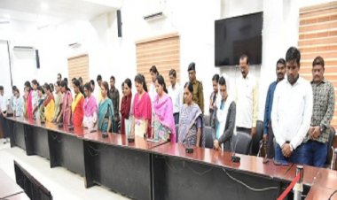 शहीदों की स्मृति में अधिकारी-कर्मचारियों ने रखा दो मिनट का मौन