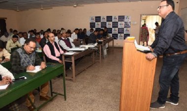 पीठासीन अधिकारी एवं मतदान अधिकारी को दिया गया प्रशिक्षण