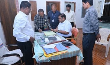 कलेक्टर ने समय पर कार्यालय नहीं पहुंचने पर अधिकारी-कर्मचारियों को थमाया नोटिस