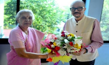 राज्यपाल डेका से यूपी राज्यपाल श्रीमती पटेल ने की सौजन्य भेंट