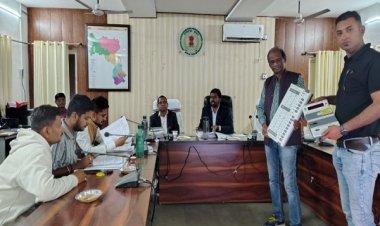 ईवीएम रेंडमाइजेशन को लेकर जिला निर्वाचन अधिकारी ने ली समीक्षा बैठक