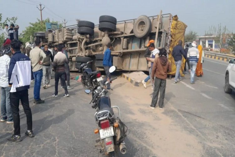 साल के पहले दिन यूपी में भयंकर हादसा, आगरा-अलीगढ़ हाईवे पर पलटा ट्रक; नीचे दबे कई लोग- तीन की मौत