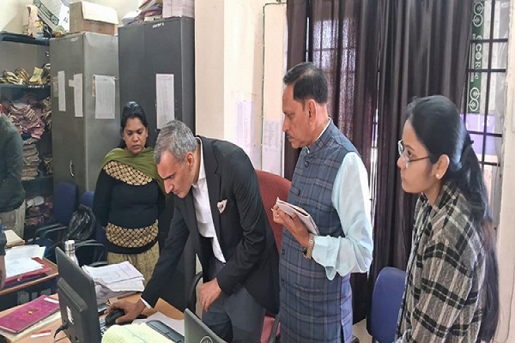 कलेक्टर शर्मा ने किया कलेक्टरेट के विभिन्न शाखाओ का निरीक्षण
