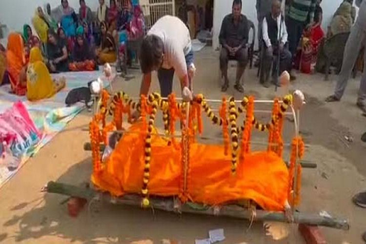 पिता की मौत पर बेटे ने मनाया जश्न, नाचते गाते पहुंचा श्मशान घाट, अनोखे अंतिम संस्कार की हो रही खूब चर्चा