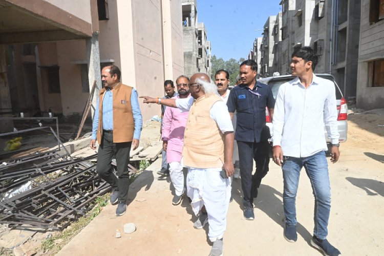 सांसद ने पीएम आवास निर्माण, सड़क और जिला चिकित्सालय का किया निरीक्षण