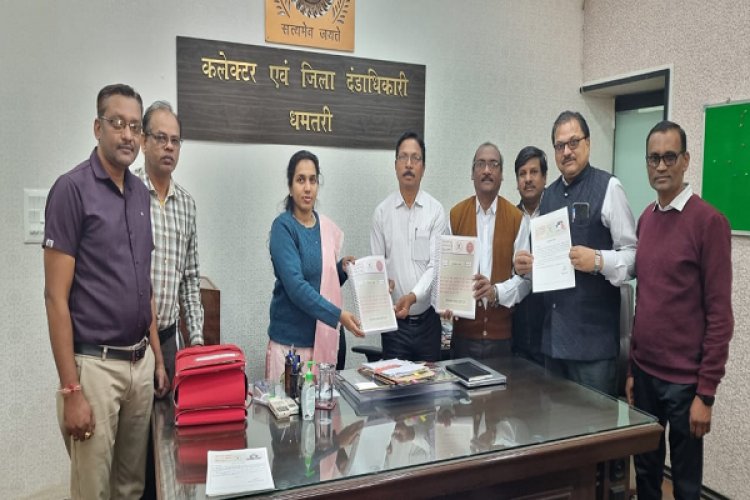 कलेक्टर ने किया आदर्श प्रश्न बैंक का किया विमोचन