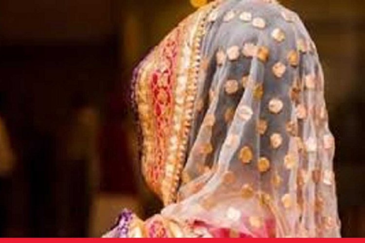 पति ने दोस्तों से करवाया पत्नी का शोषण, सऊदी अरब से देखता था