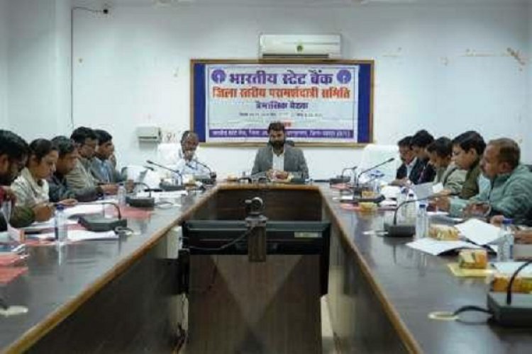 शत-प्रतिशत किसानों को किसान क्रेडिट कार्ड का दिलाएं लाभ : कलेक्टर