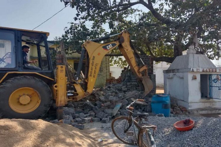 निगम ने गार्डन के नाले पर अवैध कब्जे को हटाया