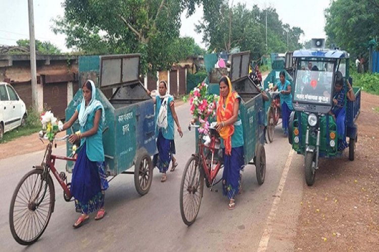 स्वच्छता दीदीयां स्वच्छता के लिए लोगों को कर रही प्रेरित
