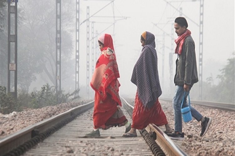 दिल्ली-यूपी में घने कोहरे ने थामी रफ्तार, दर्जनों ट्रेनें लेट; पहाड़ों पर बारिश की संभावना