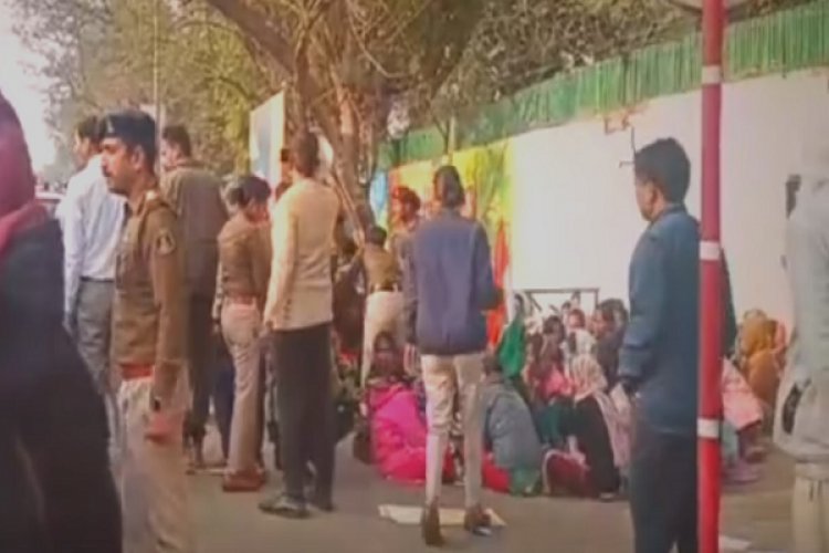 समायोजन की मांग लेकर महिला शिक्षकों ने घेरा वित्त मंत्री का बंगला