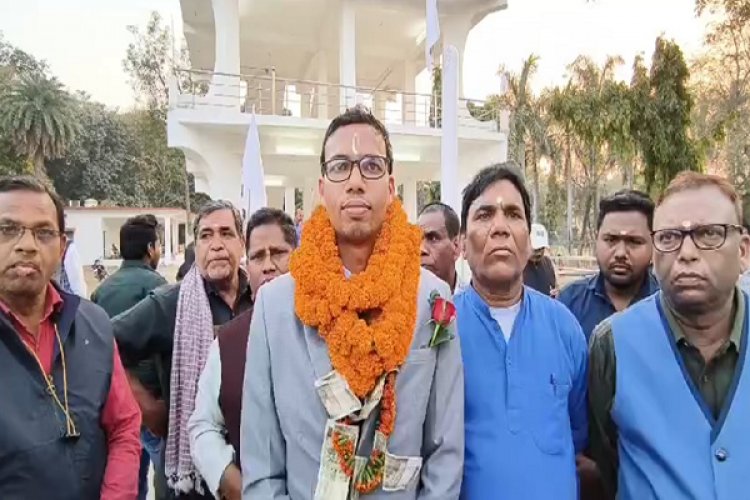 5 साल की मेहनत का मिला फल: मध्यम वर्गीय परिवार का बेटा बना अकाउंट ऑफिसर