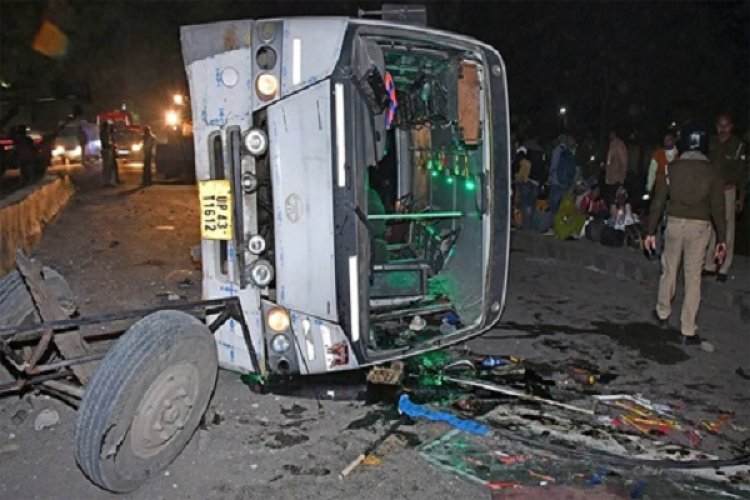 आगरा में पिकअप वैन में बस ने मारी टक्कर; तीन की मौत