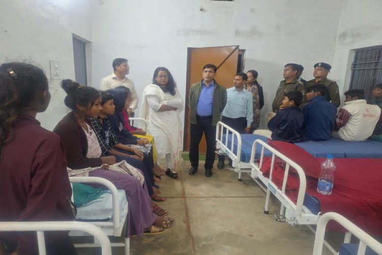 सड़क हादसे में घायल बच्चों से मिलने पहुंचे कलेक्टर-एसपी