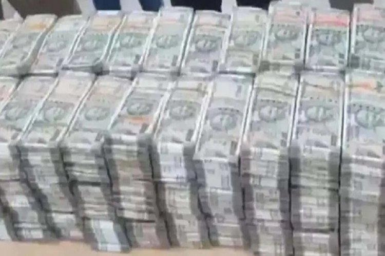 कार की डिक्की से मिले 1 करोड़ कैश