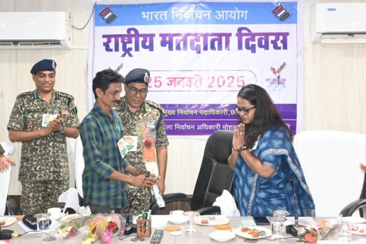 मतदाता जागरूकता के लिए उत्कृष्ट कार्य करने वाले बीएलओ का सम्मान