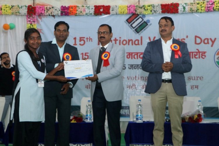 लोकतंत्र की मजबूती के लिए मत के मूल्य के प्रति जागरूकता आवश्यक : कलेक्टर