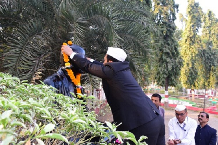 कलेक्टर ने कलेक्टोरेट परिसर में किया ध्वजारोहण