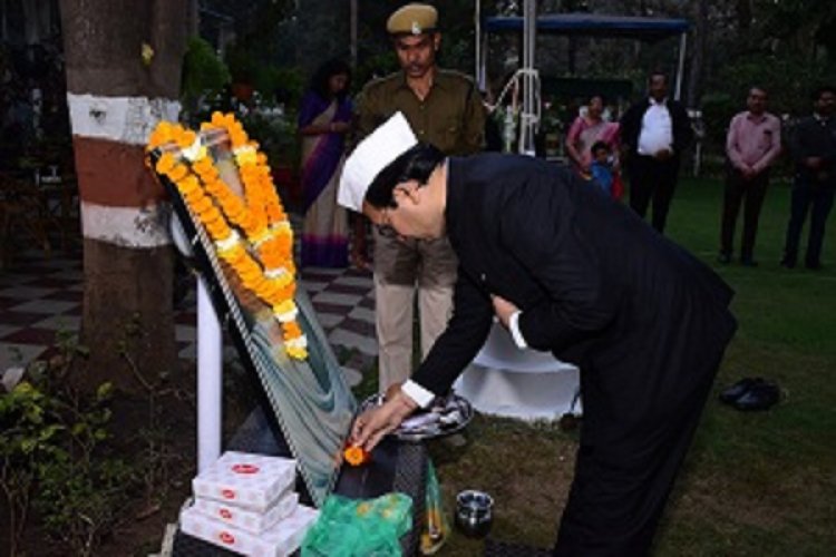 कलेक्टर ने अपने निवास में किया ध्वजारोहण