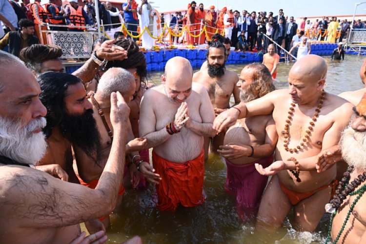 Amit Shah ने संतों संग कुंभ में लगाई डुबकी… अलग अंदाज में नजर आए योगी आदित्यनाथ और बाबा रामदेव