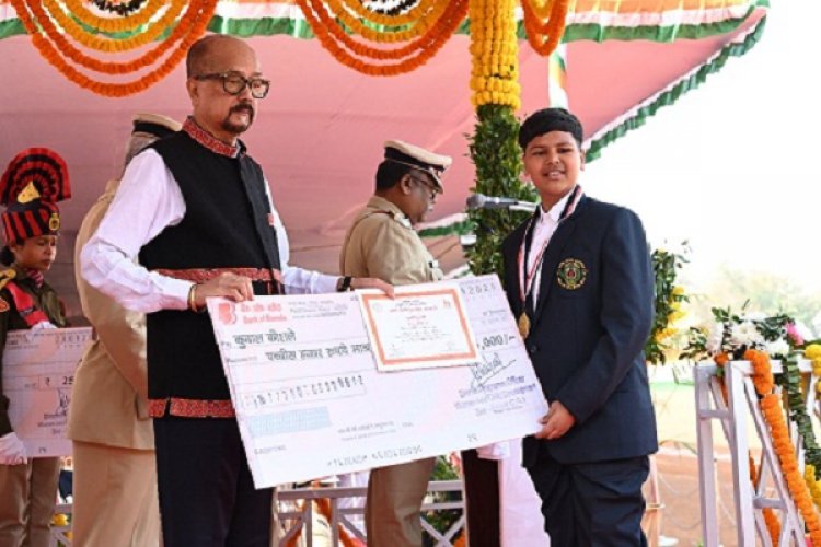 राज्यपाल ने बलौदाबाजार जिले के दो बच्चों को किया सम्मानित