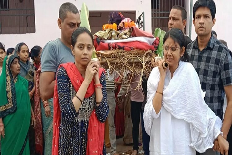 बेटियों ने निभाया बेटे का फर्ज,पिता की अर्थी को दिया कंधा