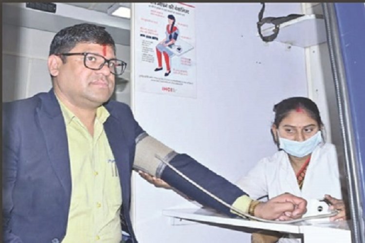 चुनाव डयूटी से पूर्व निगम के अधिकारी/कर्मचारियों का हेल्थ चेकप