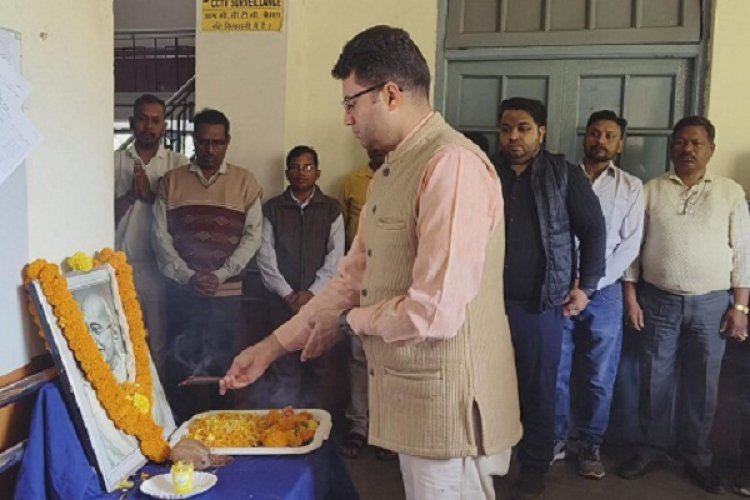 महात्मा गांधी की 77 वीं पुण्यतिथि पर कलेक्ट्रेट में दी गई श्रद्धांजलि