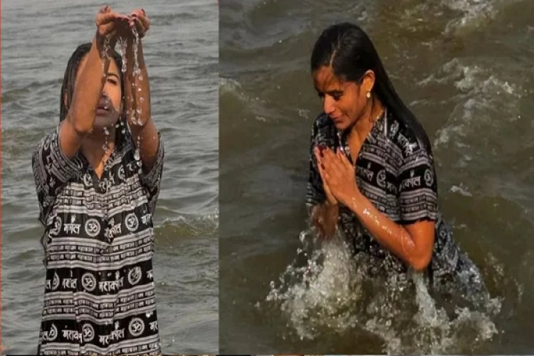 पूनम पांडे ने Mahakumbh 2025 में लगाई डुबकी, यूजर्स ने किए मजेदार कमेंट्स