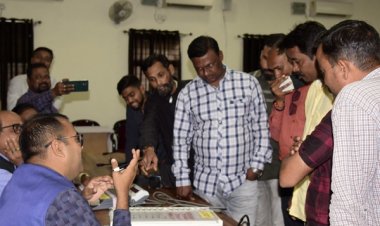 मीडिया प्रतिनिधियों के सामने ईवीएम से मतदान प्रक्रिया का प्रदर्शन