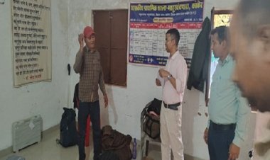 प्रेक्षक ने किया माहुरबंदपारा मतदान केन्द्र का निरीक्षण