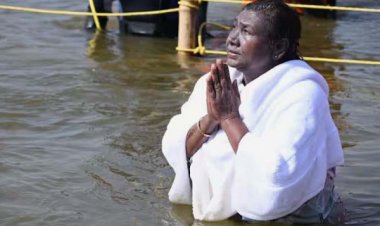 महाकुंभ पहुंची राष्ट्रपति मुर्मू, लगाई संगम में डुबकी, किया पूजन, सीएम योगी ने किया स्वागत