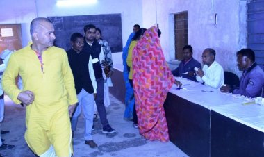 सरगुजा कलेक्टर ने किया मतदान केंद्रों का निरीक्षण