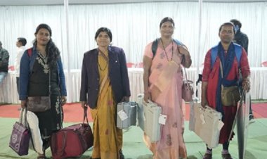 महिला मतदान दल निर्वाचन पूर्ण करा सामग्री जमा करने देर रात तक पहुचने लगी