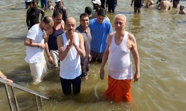 राज्यपाल ने महाकुंभ के अवसर पर त्रिवेणी संगम में किया स्नान