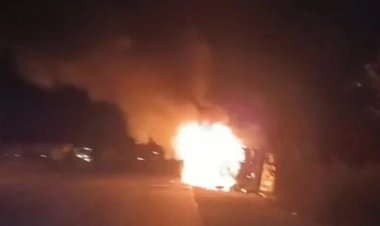 कोयला लदे ट्रेलर में लगी आग...