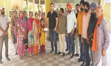 5 बच्चों को इन्द्रजीत सिंह ने प्रदान किये छात्रवृत्ति का चेक