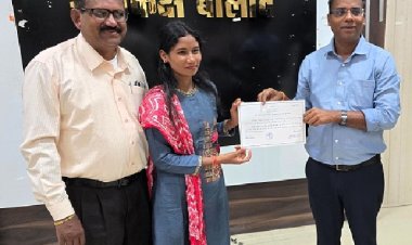 जिला पंचायत के नवनिर्वाचित सदस्यों को प्रदान किया गया प्रमाण पत्र