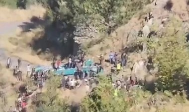 महाकुंभ जा रही कार पुलिया से गिरी, दो लोगों की मौत, चार घायल