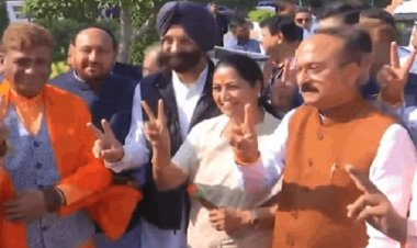 मुख्यमंत्री रेखा गुप्ता दिल्ली विधानसभा पहुंचीं, दिखाया विक्ट्री साइन